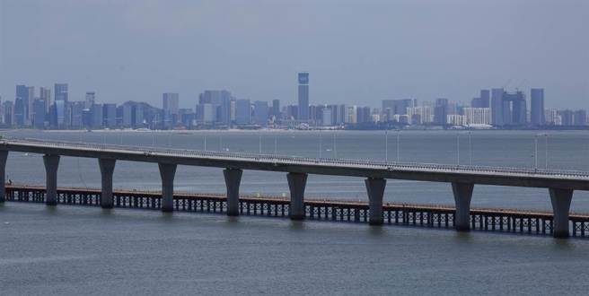 前方为金门大桥，不远处为厦门市景。（资料照片/张铠乙摄）