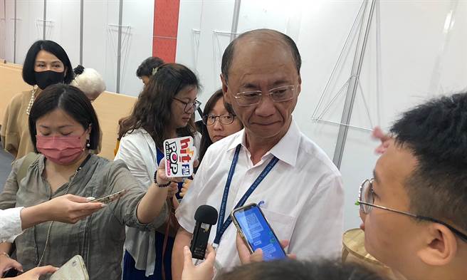 台北市民政局長陳永德18日表示，今年雙十國慶北市府可能不會再發放國慶包、嗡嗡包，而是改採取「野餐、市集」的方式慶祝國慶。（張芷瑜攝）