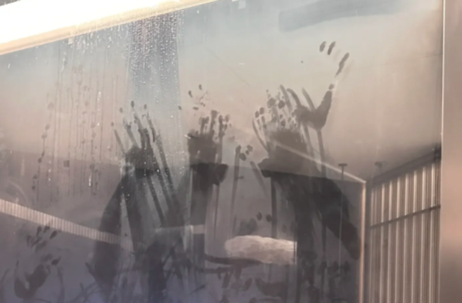 一名大陆女网友入住酒店，洗澡时在浴室玻璃上看见多只鬼手印。(翻摄自小红书)
