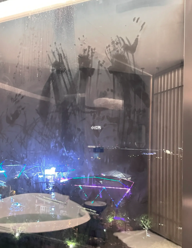 一名大陆女网友入住酒店，洗澡时在浴室玻璃上看见多只手印。(翻摄自小红书)