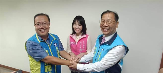 国民党彰化县党部主委谢衣凤（中）带领杨曜聪（左）、叶论昶（右）一起高呼团结。（国民党提供／孙英哲彰化传真）