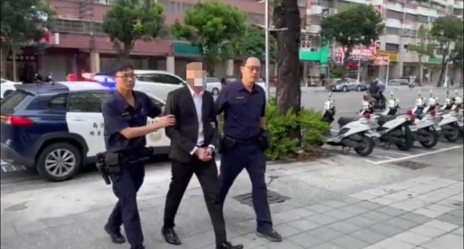 警方將24歲劉姓車手帶回派出所。（翻攝照片／高雄洪靖宜傳真）