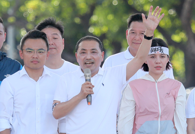 国民党总统参选人侯友宜（中）16日出席凯道「公平正义救台湾」活动，上台致词争取现场民眾的支持。（资料照,郑任南摄）