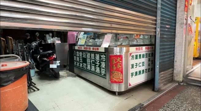 高雄知名冰店爆食物中毒，高雄市衛生局勒令停業，今日上午冰店拉開鐵門，老闆娘出面受訪。（翻攝照片／崔正綱高雄傳真）