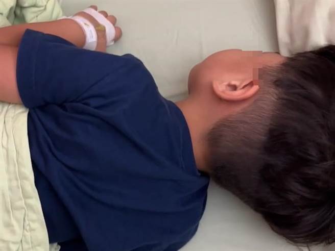 高雄知名冰店爆食物中毒，孩童吃完冰後身體不適送醫。（翻攝照片／崔正綱高雄傳真）