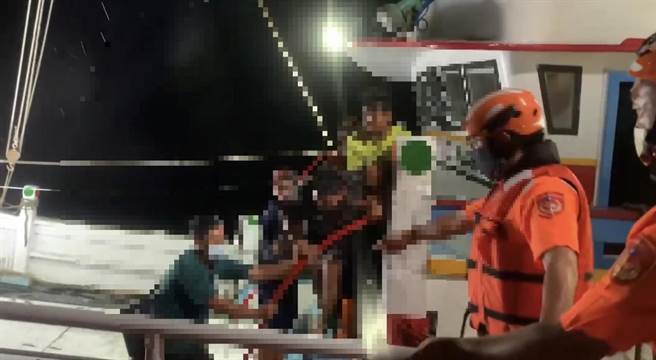 2023.07.17澎湖縣★漁船船長痛到無法走路，接駁都需攙扶。（海巡提供／許逸民澎湖傳真）