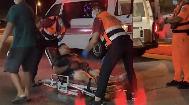 2023.07.17澎湖縣★海巡將人載回碼頭，由等在碼頭的消防局救護人員接手送醫。（海巡提供／許逸民澎湖傳真）