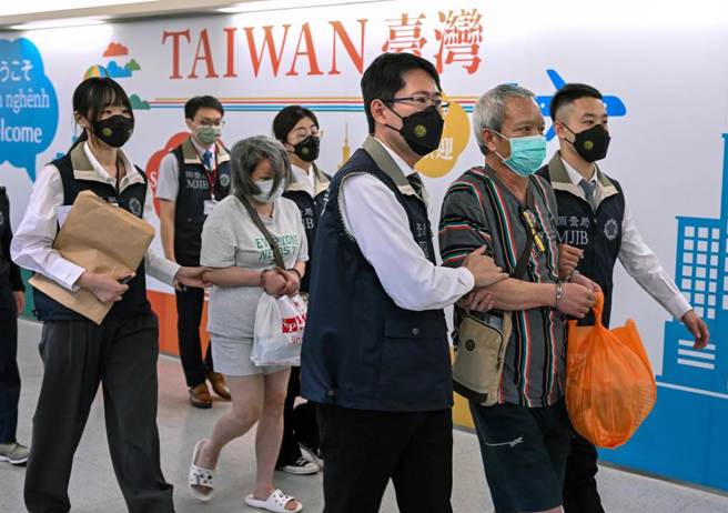 「列治文」公司负责人陈智灿、刘美雪夫妇，涉嫌以期货投资吸金39亿元后，潜逃大陆遭通缉迄今21年，2人6月下旬在曼谷被逮，调查局18日押解2人返台，随后解送高雄地检署归案。（陈麒全摄）