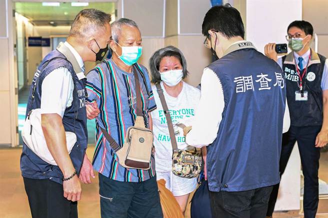 「列治文」公司负责人陈智灿、刘美雪夫妇，涉嫌以期货投资吸金39亿元后，潜逃大陆遭通缉迄今21年，2人6月下旬在曼谷被逮，调查局18日押解2人返台，随后解送高雄地检署归案。（陈麒全摄）