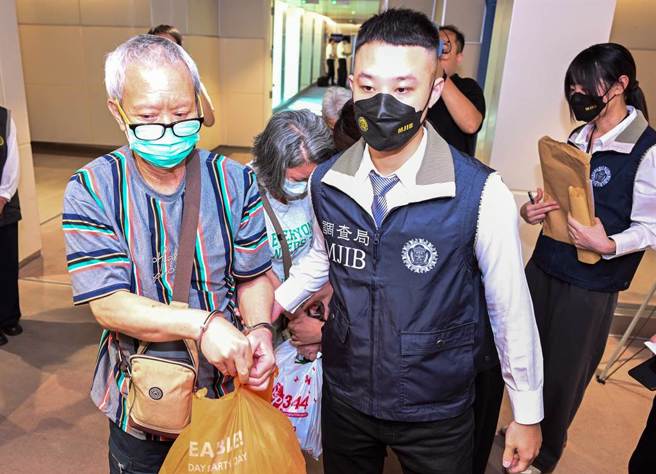 「列治文」公司负责人陈智灿、刘美雪夫妇，涉嫌以期货投资吸金39亿元后，潜逃大陆遭通缉迄今21年，2人6月下旬在曼谷被逮，调查局18日押解2人返台，随后解送高雄地检署归案。（陈麒全摄）