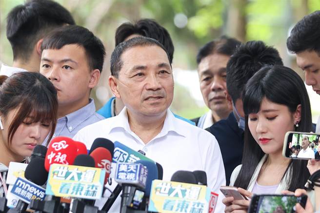 侯友宜表示到幼兒園為老師加油打氣，做師生關係堅強後盾。（王揚傑攝）