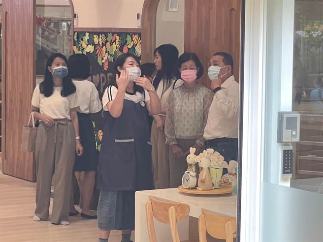 侯友宜幼兒園為老師加油打氣。（王揚傑攝）