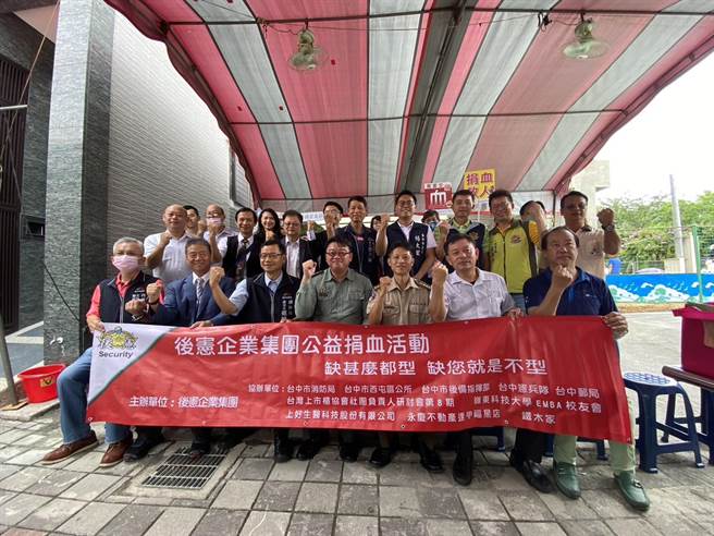 台中市後憲集團18日號召員工及憲兵隊等機關團體共同捐血，盼能夠稍解血荒。（馮惠宜攝）