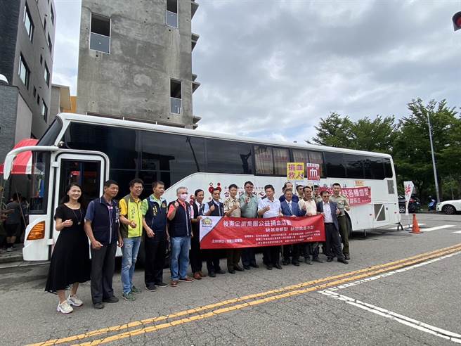 台中市後憲集團18日號召員工及憲兵隊等機關團體共同捐血，盼能夠稍解血荒。（馮惠宜攝）