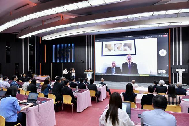 （中華電信於2003年7月17日赴美ADR掛牌至今20年，中華電信董事長郭水義率隊前往紐約，於美國時間7月18日下午，再次於紐約證交所進行敲鐘慶祝儀式。圖／王德為）