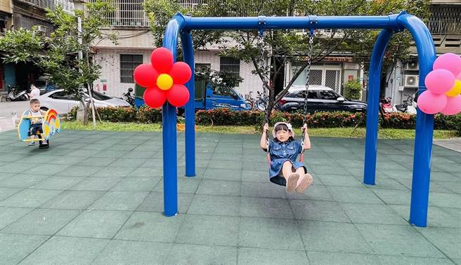 游戏场翻新后立即获得小朋友青睐。（区公所提供）