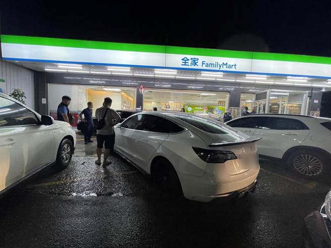 白色特斯拉来回衝撞超商停车格的宝马休旅车。（民眾提供／孙英哲彰化传真）