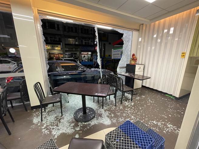 超商侧门玻璃被撞碎。（民眾提供／孙英哲彰化传真）