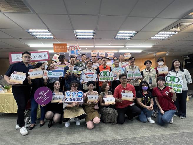 台湾好行观光公车从7月到11月将针对不同客群推出专属设计的6大主题、24场次的示范体验活动，台南市长黄伟哲欢迎国内外游客搭乘台湾好行游台南。（洪荣志摄）