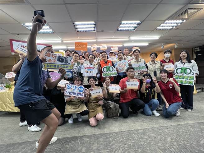 台湾好行观光公车从7月到11月将针对不同客群推出专属设计的6大主题、24场次的示范体验活动，台南市政府观光旅游局特别邀请亚洲GoPro大使Johnny Lo协助将台南观光行销到国际。（洪荣志摄）