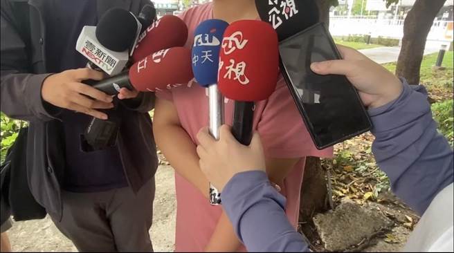 高雄知名冰店爆出食物中毒，至少23人送醫。曝光此事的黃小姐今日再次出面，表示已接到至少40人來電，會採取集體訴訟方式求償。（翻攝照片／崔正綱高雄傳真）