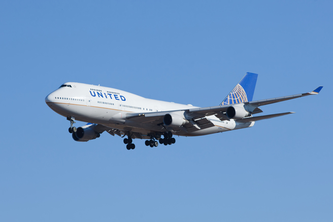 联合航空客机的紧急逃生滑梯掉落至芝加哥民宅后院。（示意图／shutterstock）