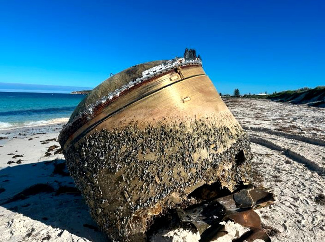 澳洲西部海滩16日出现一颗大型金属色圆柱体，有人猜测是失踪马来西亚航空MH370号班机的残骸，不过遭警方驳斥。（图／撷取自澳洲太空总署官方推特）