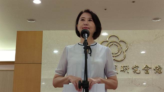 遭Kolas指称与随扈元配不认识，王鸿薇回呛拔刀相助不需要与陈情人熟识，「我王鸿薇需要你这个小三指导我怎么做吗？」（黄婉婷摄）