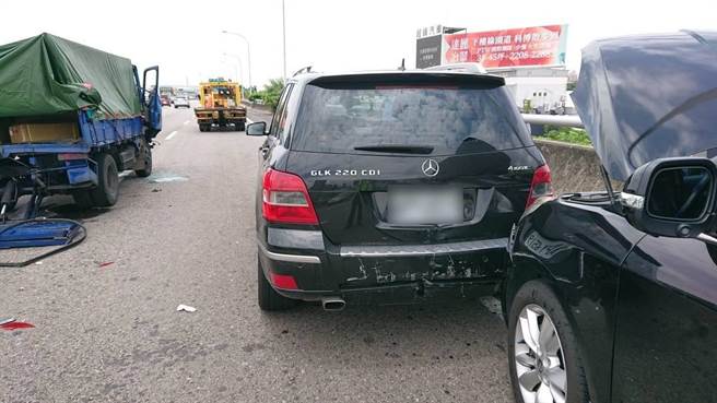 台74线发生4车连环意外，造成3人轻伤。(民眾提供)