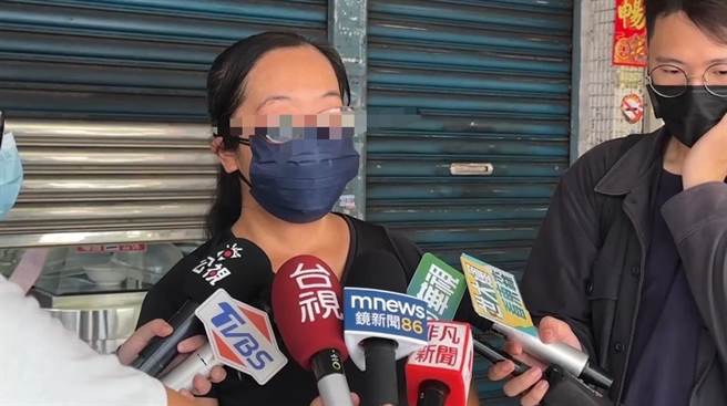 高雄冰店爆出食物中毒，34人送医。冰店老板娘今日上午出面道歉，并称自己也是苦主，疑似是冰块出现问题导致食物中毒。（翻摄照片／崔正纲高雄传真）