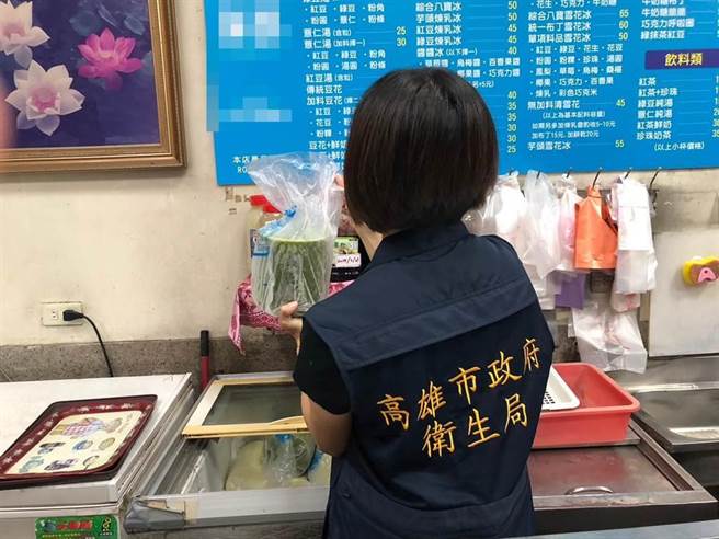 高雄市卫生局日前到冰店稽查，发现店内环境多项缺失，综合研判是冰店提供自制豆类及相关配料可能为环境污染致病源。（高雄市卫生局提供／杨舒婷高雄传真）