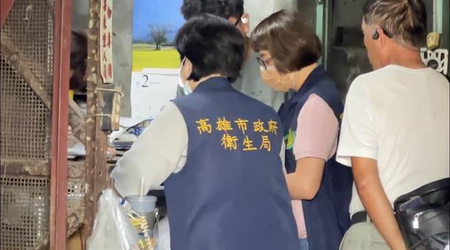 高雄市卫生局今日上午稽查该制冰厂，并将冰块带回送验。（读者提供／崔正纲高雄传真）