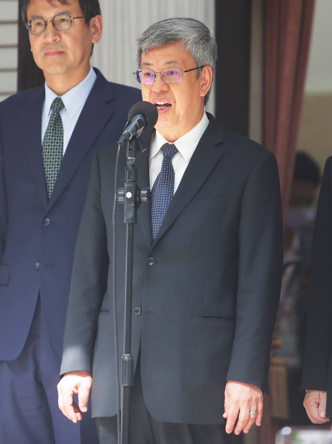 行政院长陈建仁18日赴立法院备询，在门口接受媒体採访。（季志翔摄）