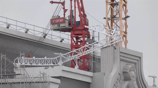 兴富发文心爱悦建案塔吊事发后未拆除，因应颱风季将来临，职安署同意拆除。（都发局提供／张亦惠台中传真）