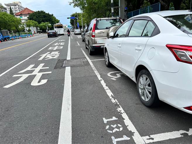新營火車站、南瀛綠都心公園等周邊路段、共計392席路邊停車格，8月起將開始收費。（張毓翎攝）