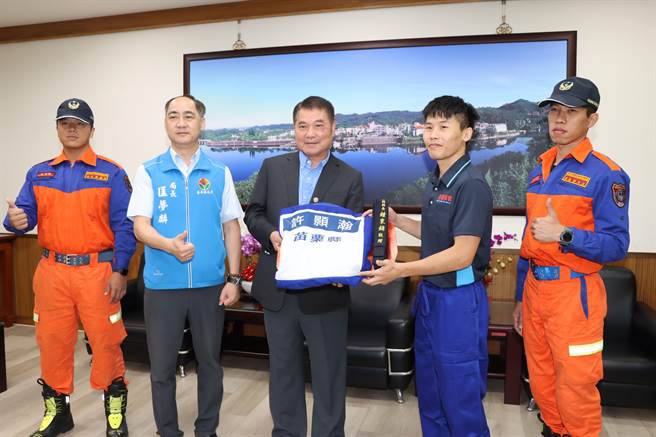 县府消防局竹南分队队员许颢瀚（左二）将代表消防署角逐在加拿大举办的第20届世界警政消防运动会。（苗栗县政府提供／李京升苗栗传真）