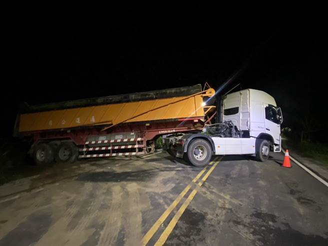 今凌晨2點左右，番路所員警巡邏至番路鄉下坑村下坑公墓旁產業道路，見1輛型聯結車橫停在馬路中，才查出是非法傾倒案。（中埔分局提供∕呂妍庭嘉義傳真）