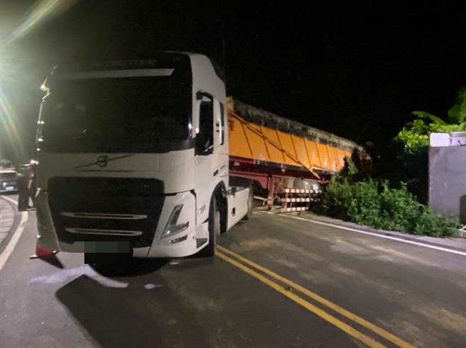 今凌晨2點左右，番路所員警巡邏至番路鄉下坑村下坑公墓旁產業道路，見1輛型聯結車橫停在馬路中，才查出是非法傾倒案。（中埔分局提供∕呂妍庭嘉義傳真）