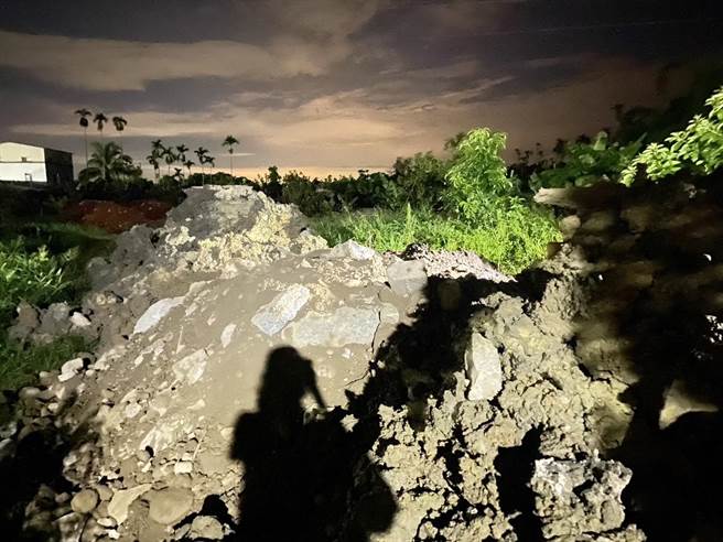 警方上前查看聯結車上裝載的土石，發現土石內夾雜廢棄鋼筋及塑膠等物。（中埔分局提供∕呂妍庭嘉義傳真）