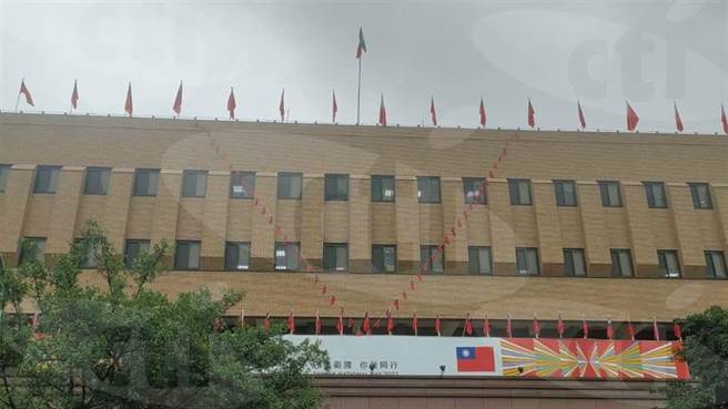 田山盛国赴北检挂旗（田山盛国提供，本报资料照）