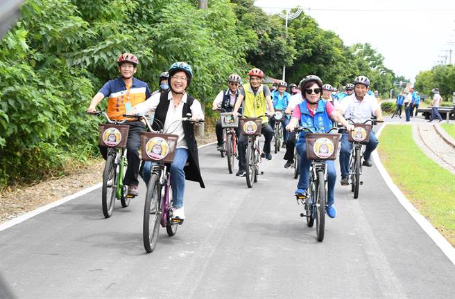 彰化縣長王惠美（左二）帶隊騎車暢遊糖鐵國家綠道彰化段。（彰縣府提供／孫英哲彰化傳真）