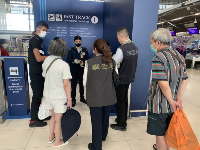 因涉嫌吸金诈欺、遭法务部调查局通缉超过20年的陈智灿（右1）和刘美雪（前左）近日在泰国曼谷落网，两人18日早上从曼谷苏凡纳布机场出境，由调查局人员押解回台。（图／中央社）