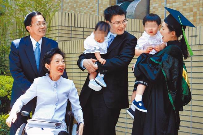 遭批权贵犯罪的前总统陈水扁家族官司，保外就医中的阿扁还有5件官司未审结，扁因为有医院的证明，法官也只能继续让扁涉案部分停止审理（本报资料照片）