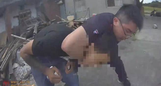 林姓嫌犯为主的毒品团伙在一栋废弃屋拥毒吸食，警方埋伏调查多时，趁嫌犯睡梦中一举攻坚逮捕。（竹北分局提供／邱立雅竹县传真）