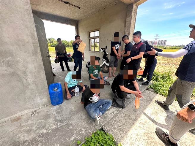 民眾向警方检举废弃屋疑似有毒品人口出没，警方搜证埋伏后一举捣破吸毒团伙。（竹北分局提供／邱立雅竹县传真）