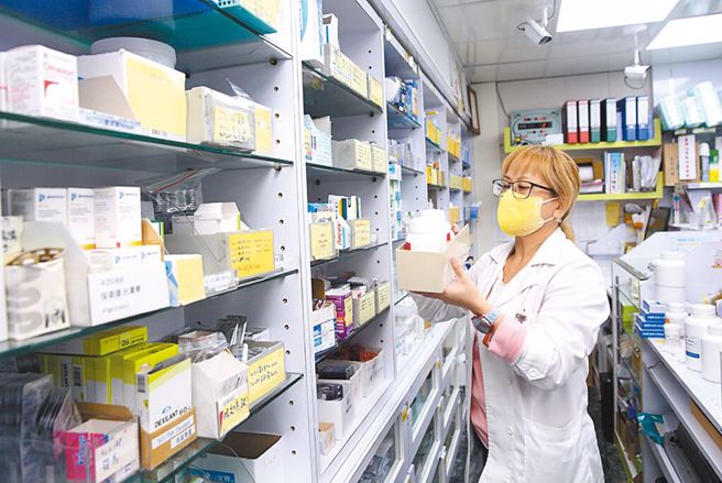 本土第四波新冠肺炎疫情降温，对于药局、物理治疗所等处强制戴口罩拟研议松绑。（示意图／报系资料照）