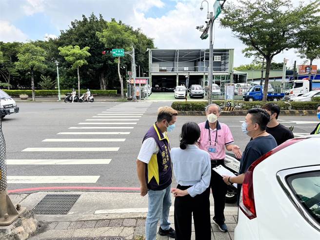 桃园市平镇区中丰路、新富街口居民希望增设号志左转灯号，相关单位会勘决议新设安心左转专用灯号。（黄敬平提供／吕筱蝉桃园传真）
