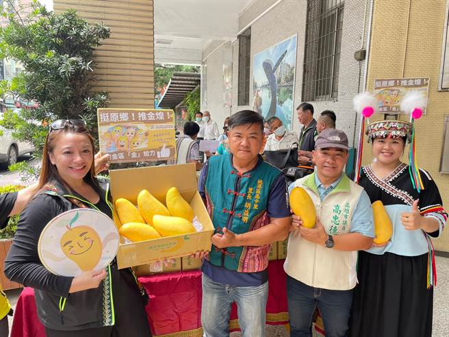 高雄市原民会主委阿布斯（左）表示，原民会近期活动也会以部落农产作为伴手礼，欢迎更多市民朋友，给予原乡果农更多支持！（高雄市原民会提供／林雅惠传真）