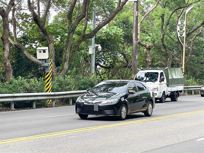 桃園大溪信義路測速桿猛現閃光，交大解釋是故障沒有誤拍。（呂筱蟬攝）
