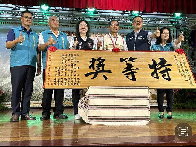 桃園市拉拉山春季高山烏龍茶評鑑18日頒獎，由茶農林誠忠（右三）勇奪特等獎。（呂筱蟬攝）